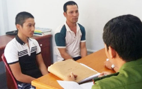 Công an lấy lời khai của hai đối tượng.