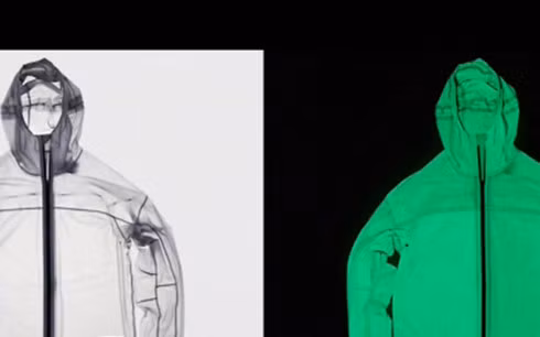 Anh ra mat ao khoac tu phat sang trong bong toi