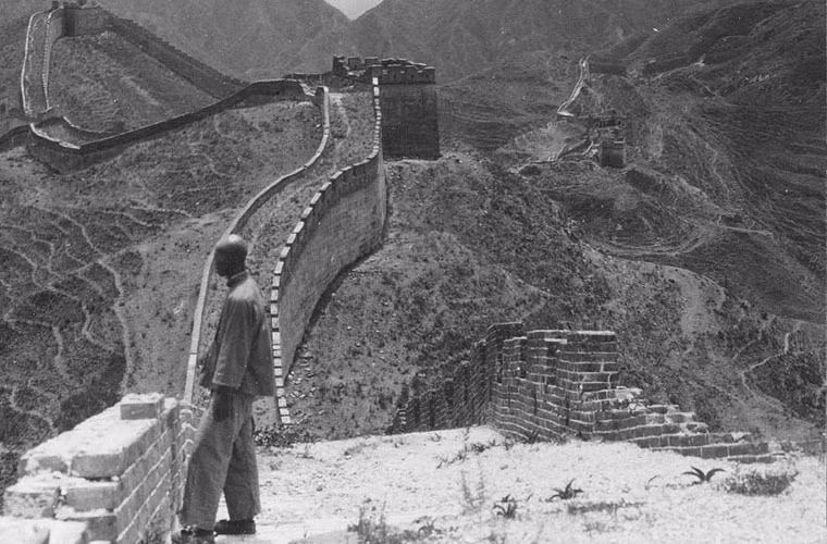 Một trong những tấm hình chụp đời sống thường ngày ở Trung Quốc đó là hình ảnh một người dân đang đứng trên đồi gần ải Nankou thuộc Vạn Lý Trường Thành. Loạt ảnh này do công ty Keystone View chụp hồi những năm 1930.