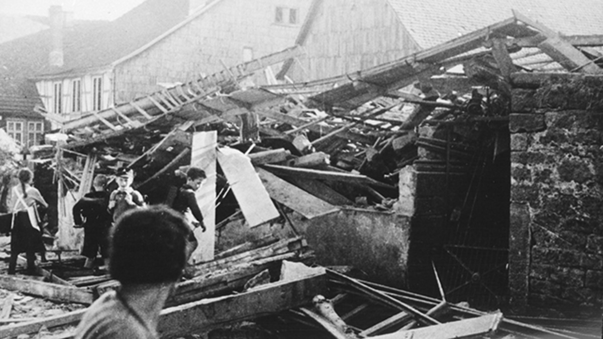 Sự kiện Kristallnacht (hay còn gọi "Đêm kính vỡ") đánh dấu sự bắt đầu của cuộc thảm sát người Do Thái do chính quyền Hitler thực hiện.