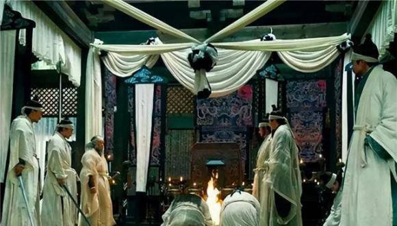 Vì sao cổ nhân có thói quen phủ vải trắng lên mặt người chết? Vi sao co nhan co thoi quen phu vai trang len mat nguoi chet?