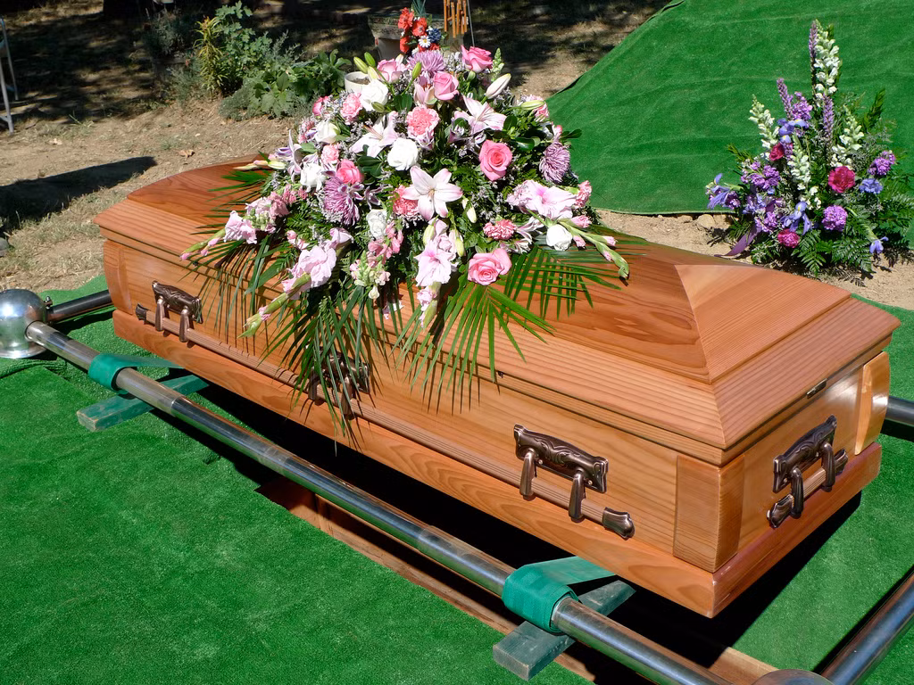 Quá trình này giải phóng các loại khí độc hại, mùi hôi thối, vi khuẩn nguy hiểm. Do vậy, việc phủ một tấm khăn trắng lên mặt tử thi để những vi khuẩn đó không phát tán ra bên ngoài, gây nguy hại đến sức khỏe của những người xung quanh.