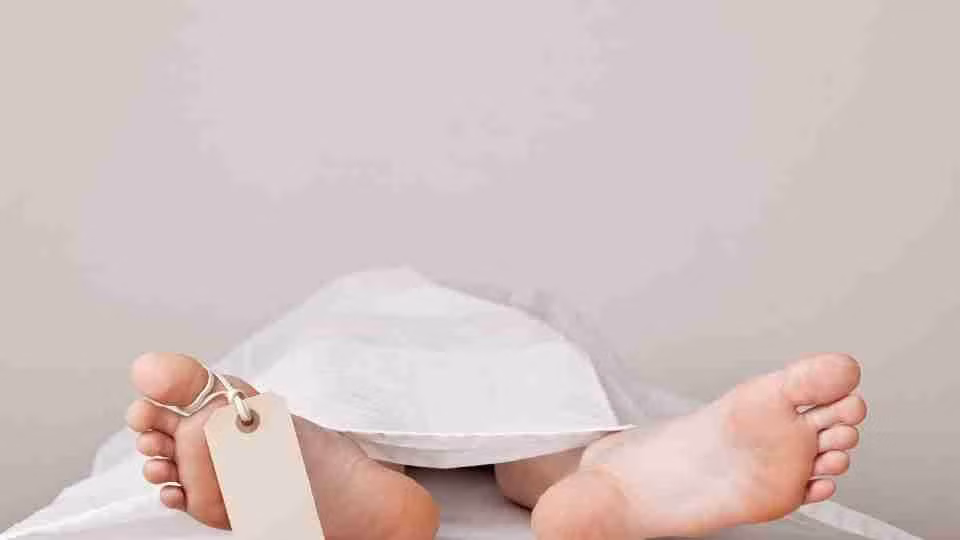 Vào thời xưa, khi y học chưa phát triển, các thầy thuốc thường bắt mạch để kiểm tra xem một người còn sống hay đã chết. Đối với những người bệnh nặng, khi sắp từ giã cõi đời, mạch thường rất yếu. Khi thầy thuốc bắt mạch và không phát hiện mạch của người đó còn đập thì sẽ tuyên bố là đã tử vong.