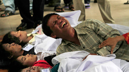 Tháng 11/2010, một vụ giẫm đạp kinh hoàng xảy ra trên một cây cầu ở thủ đô Phnom Penh, Campuchia. Hậu quả là ít nhất 350 người thiệt mạng sau khi hàng nghìn người hoảng loạn vào ngày cuối cùng của lễ hội té nước.