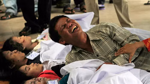 Tháng 11/2010, một vụ giẫm đạp kinh hoàng xảy ra trên một cây cầu ở thủ đô Phnom Penh, Campuchia. Hậu quả là ít nhất 350 người thiệt mạng sau khi hàng nghìn người hoảng loạn vào ngày cuối cùng của lễ hội té nước.