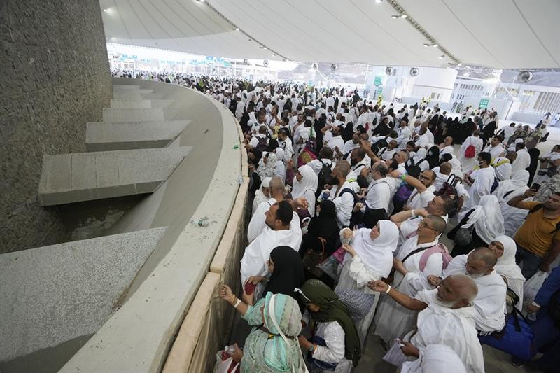 Ít nhất 362 người hành hương Hồi giáo bị giẫm đạp đến tử vong tại lối vào phía đông của cầu Jamarat, Saudi Arabia khi những người hành hương chen lấn để thực hiện nghi lễ ném đá vào tháng 1/2006.