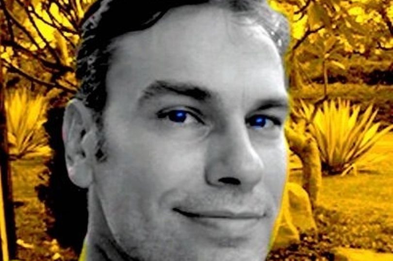 Ông Waring cho hay những hoa văn đó dường như được tạo ra bởi các vết rạch nông, gồm các lớp trầm tích có màu sắc khác nhau.