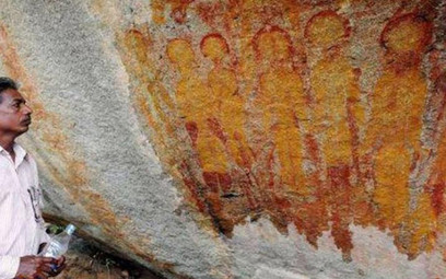 Điều này khiến một số nhà sử học ở Ấn Độ tin rằng, những người sống trong hang vào thời kỳ tiền sử đã vẽ những thứ mà họ tận mắt nhìn thấy là người ngoài hành tinh và UFO. Tuy nhiên, giới chuyên gia chưa tìm được những bằng chứng xác thực giúp chứng minh UFO có thật.