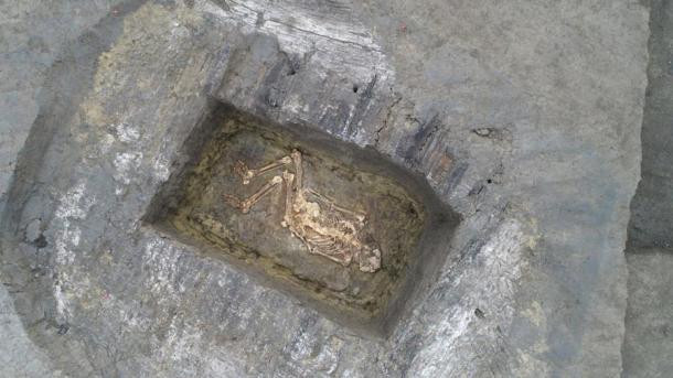 Bên trong 2 gò mộ có nhiều bộ hài cốt ở các niên đại khác nhau. Theo các chuyên gia, các thi hài được chôn cất làm 2 đợt. Đợt đầu tiên là những thi hài được chôn cất vào khoảng 2.900 - 3.000 năm trước.