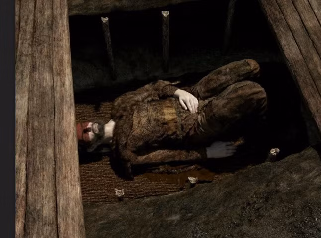 Điều khiến các chuyên gia bất ngờ và tò mò đó là bên trong 2 gò mộ có những bộ hài cốt "người khổng lồ đỏ". Đó là những hài cốt nam giới có kích thước to lớn hơn người dân sống ở khu vực Serbia cùng thời.