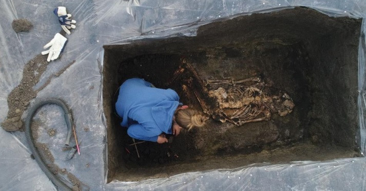 Đặc biệt, sau khi qua đời, những thi hài này được phủ phẩm màu đỏ từ đất sơn. Sau hàng ngàn năm, những thi hài này được sơn đỏ trở nên vô cùng nổi bật.