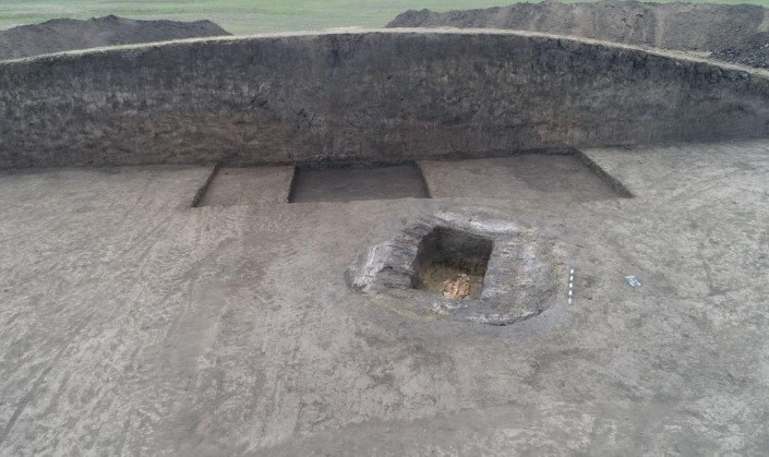 Các chuyên gia cho hay những thi hài nam giới "khổng lồ" được tìm thấy ở 2 gò mộ trên có chiều cao hơn 1,8m. Trong khi đó, nam giới bản địa khi đó cao khoảng 1,6m.