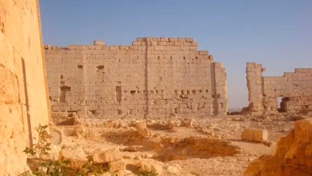 Thêm nữa, các chuyên gia còn tìm thấy 2 đầu tượng bằng thạch cao cũng được phát hiện gần ngôi đền Taposiris Magna. Trong số này có một đầu tượng có niên đại từ thời Ptolemaic.