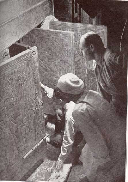 Howard Carter (người ngồi xuống đất) chỉ tay vào vị trí đặt cỗ quan tài chứa xác ướp của pharaoh Tutankhamun nổi tiếng Ai Cập cổ đại.