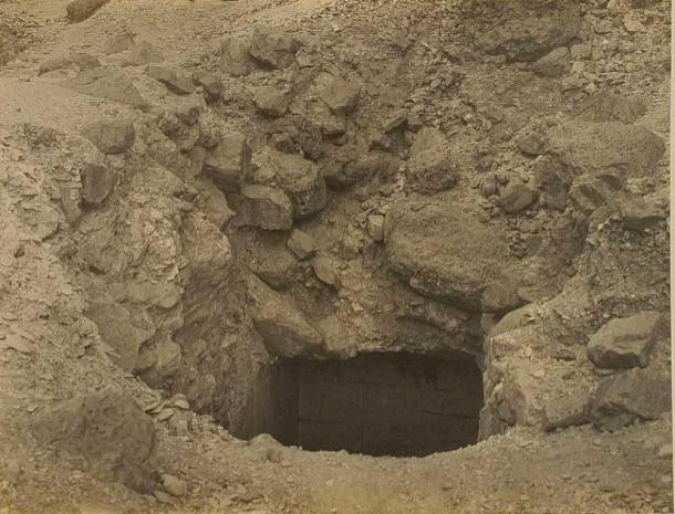 Theo đó, nhiếp ảnh gia Harry Burton có mặt ngay từ những ngày đầu tiên diễn ra cuộc khai quật lăng mộ pharaoh Tutankhamun. Trong ảnh là lối vào lăng mộ được nhà khảo cổ người Anh Howard Carter và các đồng nghiệp tìm thấy năm 1922.