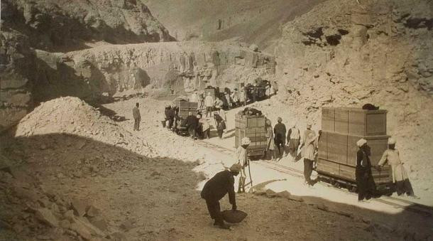 Hơn 5.000 cổ vật quý giá được tìm thấy trong lăng mộ của pharaoh Tutankhamun được đóng gói cẩn thận vào các thùng gỗ. Sau đó, chúng được vận chuyển đến thủ đô Cairo để các chuyên gia sắp xếp, phân loại trước khi đem trưng bày.