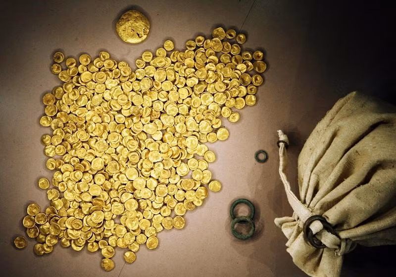 Những kẻ trộm đã thực hiện hành vi táo tợn trên chỉ trong 9 phút mà không làm kích hoạt báo động. Theo ước tính, giá trị kho báu bị đánh cắp lên tới 1,65 triệu USD.