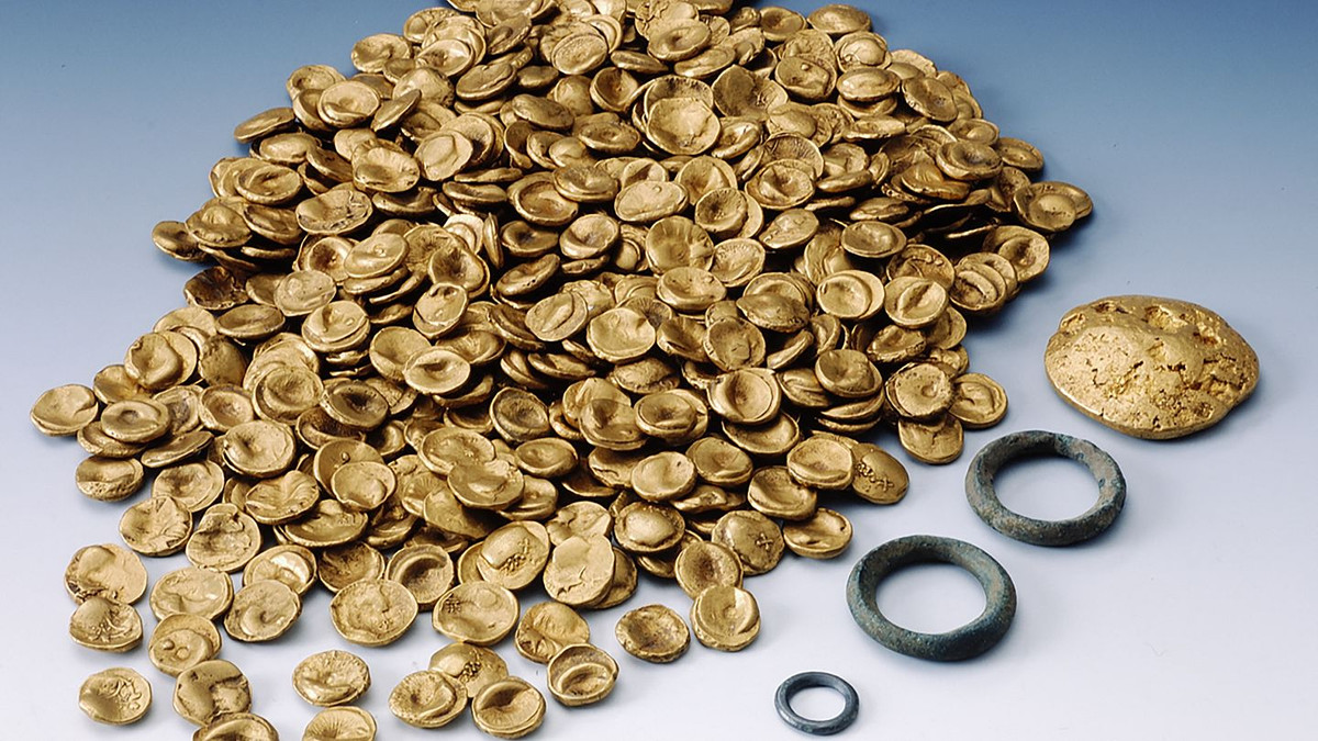 Hệ thống an ninh tại bảo tàng đã quay lại thời khắc cánh cửa bị nhóm trộm cạy mở lúc 1h26 sáng. Chúng rời đi lúc 1h35 sáng. Trong 9 phút đó, những tên trộm đã đập phá tủ trưng bày và lấy đi 483 đồng vàng Celtic cùng một cục vàng chưa gia công. Những cổ vật quý giá này được phát hiện trong một cuộc khai quật khảo cổ gần thị trấn Manching năm 1999.