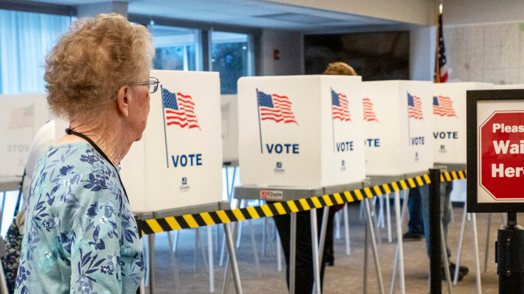 Do vậy, trong những ngày trước khi diễn ra cuộc bầu cử giữa kỳ, Đảng Dân chủ và Đảng Cộng hòa vận động các cử tri đi bỏ phiếu sớm bằng cách bỏ phiếu qua thư hoặc trực tiếp tại các khu vực bầu cử để tỷ lệ cử tri đi bầu đạt kết quả cao nhất.