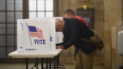 Theo hiến pháp Mỹ, toàn bộ 435 ghế tại Hạ viện và 34 trong tổng số 100 ghế tại Thượng viện sẽ được bầu lại. Số lượng cử tri tham gia bầu cử giữa kỳ thường thấp hơn so với cuộc bầu cử Tổng thống Mỹ.