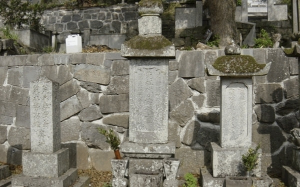 Ngoài ra, công chúa Ngọc Hoa được người dân ở Nagasaki yêu quý và ngưỡng mộ bởi bà thường xuyên đứng ra giúp đỡ cho dân bản địa trong việc buôn bán với Việt Nam. Công chúa Ngọc Hoa qua đời năm 1645, sau 26 năm sống tại Nhật Bản. Bà mất sau khi chồng qua đời được 10 năm. Vợ chồng công chúa Ngọc Hoa được chôn cất ở hậu viên Đại Âm Tự ở Nagasaki.