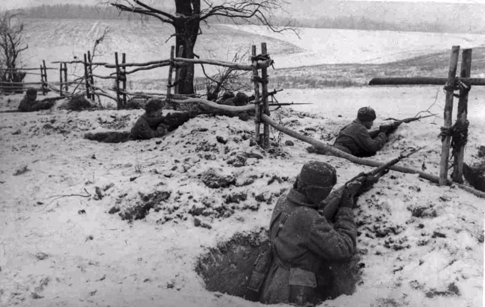 Trong những tháng tiếp theo, quân và dân Liên Xô thực hiện các cuộc phản công khiến chiến dịch xâm lược của Hitler từng bước thất bại hoàn toàn.