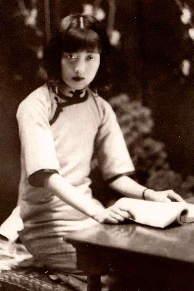 Sinh năm 1906, hoàng hậu Uyển Dung xuất thân từ gia tộc Quách Bố La thị. Đây là một trong những thế gia vọng tộc. Vào năm 1921, Vua Phổ Nghi tuyển chọn hoàng hậu. Sau cùng, Uyển Dung được chọn để trở thành hoàng hậu của ông. Hôn lễ của Vua Phổ Nghi với Uyển Dung được tổ chức xa hoa vào cuối năm 1922.