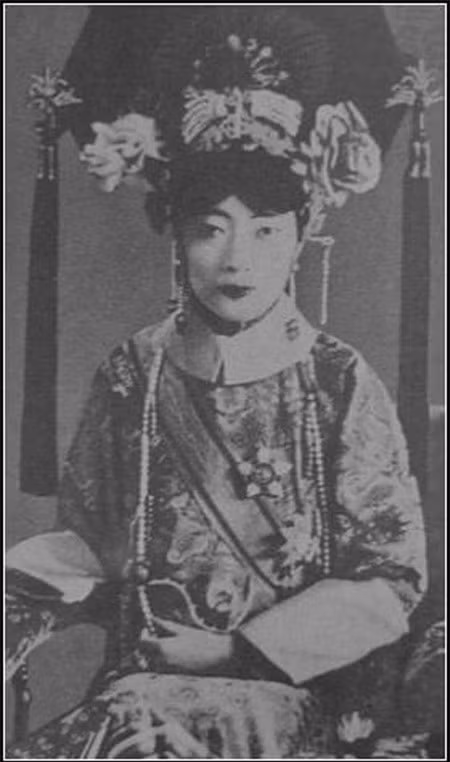 Theo đó, Uyển Dung trở thành hoàng hậu chính thức của triều đại nhà Thanh từ năm 1922 cho đến khi chế độ quân chủ bị bãi bỏ vào năm 1924. Tuy nhiên, cuộc hôn nhân của Vua Phổ Nghi và hoàng hậu Uyển Dung không hề hạnh phúc và không có con chung.