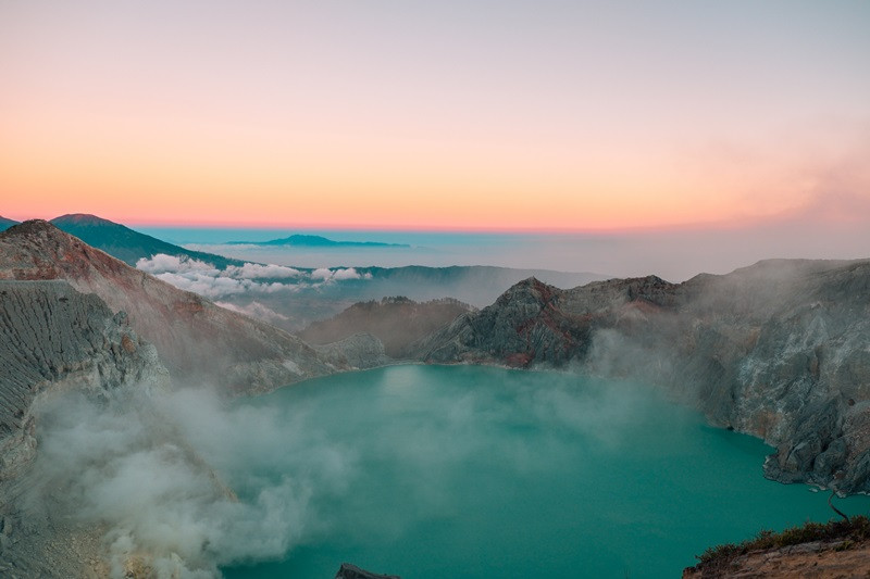 3. Ngọn lửa xanh hiếm có trên đỉnh núi ở Indonesia. Khi ghé thăm ngọn núi lửa Ijen ở Đông Java, Indonesia, du khách sẽ bất ngờ nhìn thấy ngọn lửa xanh bí ẩn.