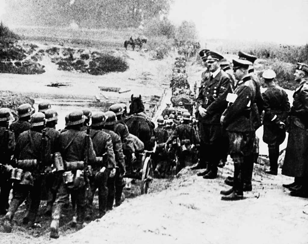 Thêm nữa, mạng lưới điệp viên của Ba Lan còn thực hiện sơ tán người dân nước này để họ có thể phục vụ trong các lực lượng vũ trang trong cuộc chiến chống phát xít, giải phóng đất nước khỏi sự chiếm đóng của Đức quốc xã.