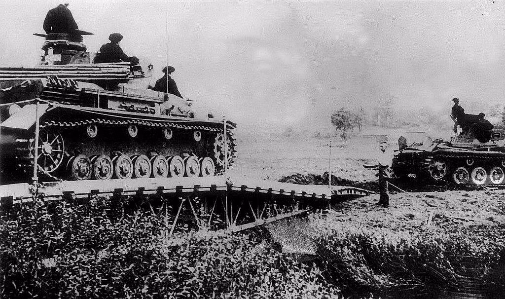 Trong số này có việc một số điệp viên người Ba Lan nằm vùng ngay trong Bộ chỉ huy tối cao Đức. Họ cũng hợp tác với các cơ quan tình báo nước ngoài như Tình báo mật và điều hành các hoạt động đặc biệt (gọi chung là Cục chiến dịch đặc biệt của Anh, viết tắt là SOE), Cục tình báo chiến lược của Mỹ (OSS)...