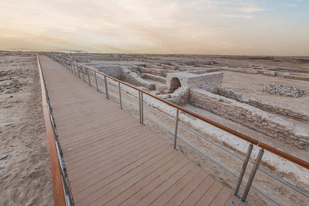 Theo tài liệu của UNESCO, Al Zubarah là thị trấn ven biển vùng vịnh Ba Tư. Nơi đây do các thương gia đến từ Kuwai thành lập.