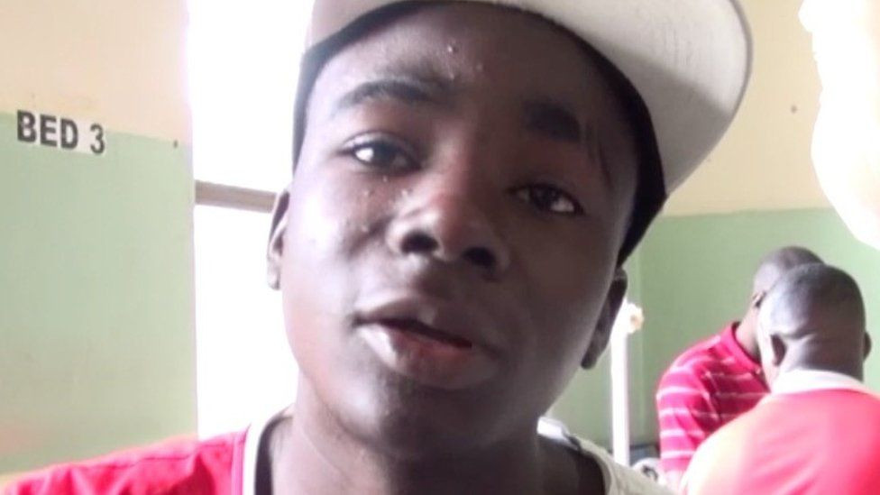 Theo lời kể của anh Majaliwa, anh và 3 ngư dân đã tìm cách đập vỡ cánh cửa phía sau máy bay bằng mái chèo. Nhờ vậy, các hành khách ngồi phía đuôi máy bay được giải cứu.