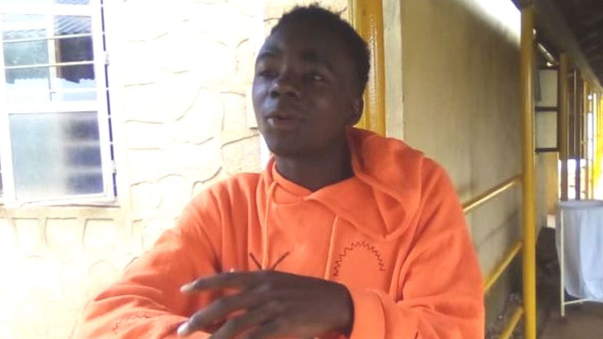 Sau đó, ngư dân Majaliwa di chuyển về phía trước và lặn xuống nước. Anh được một trong 2 phi công ra dấu qua cửa sổ buồng lái là hãy phá vỡ cửa sổ.