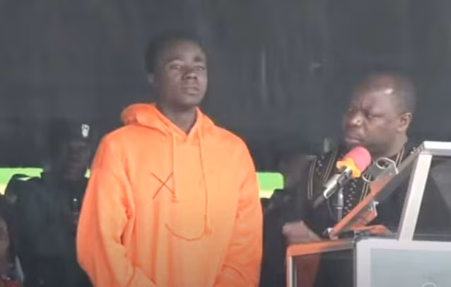 Do ở gần hiện trường nên sau khi nhìn thấy máy bay rơi xuống hồ, ngư dân Majaliwa Jackson đã nhanh chóng tới nơi và tham gia cứu hộ. Anh cùng 3 ngư dân khác cố gắng giải cứu 2 phi công bị mắc kẹt trong buồng lái.