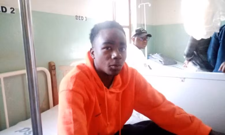 Sau khi được đưa một chiếc rìu, anh định lặn xuống hồ để phá vỡ cửa sổ buồng lái thì một người đàn ông cầm loa ngăn lại. Người này nói rằng đã đã liên lạc được với các phi công và nước không rò rỉ vào bên trong buồng lái.