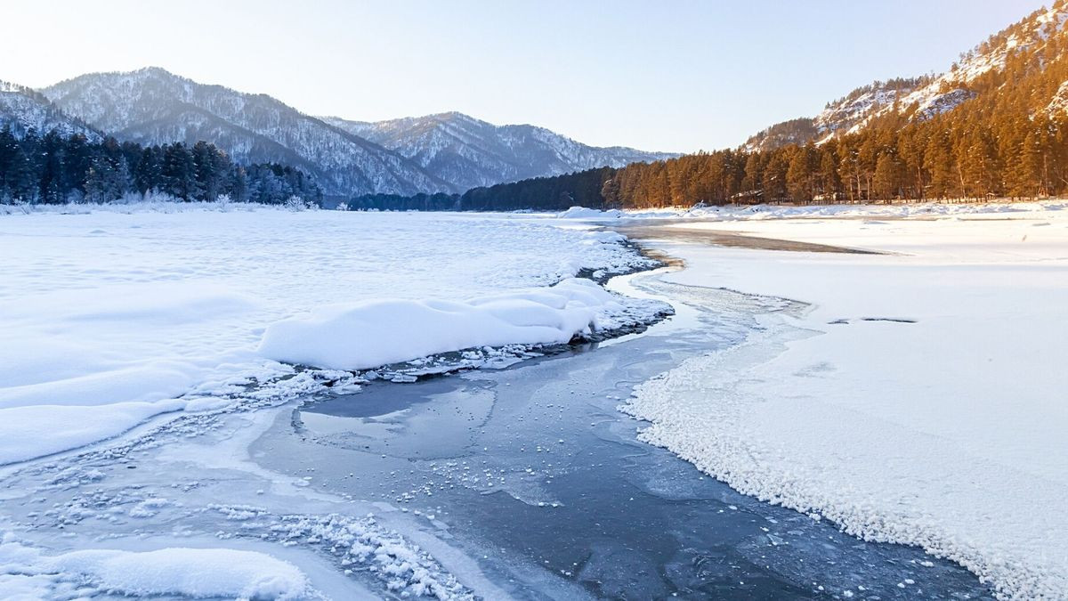 Khoảng 65% lãnh thổ Nga là đất đóng băng vĩnh cửu. Loại đất này đóng băng cả trong những tháng mùa Hè nắng nóng gay gắt.