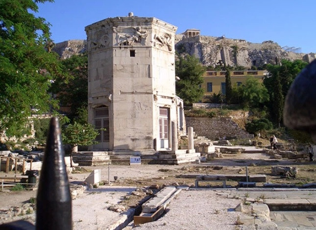 Tháp đồng hồ kiêm trạm dự báo thời tiết đầu tiên xuất hiện tại Athens, Hy Lạp với tên gọi "The Tower of the Winds" (Tòa tháp của gió). Nhờ sáng chế này, các nhà buôn ở địa phương có thể tính toán thời gian để vận chuyển hàng hóa, tránh gặp phải điều kiện thời tiết xấu. Một số nhà nghiên cứu cho hay sáng chế này ra đời vào vào năm 47 trước Công nguyên.