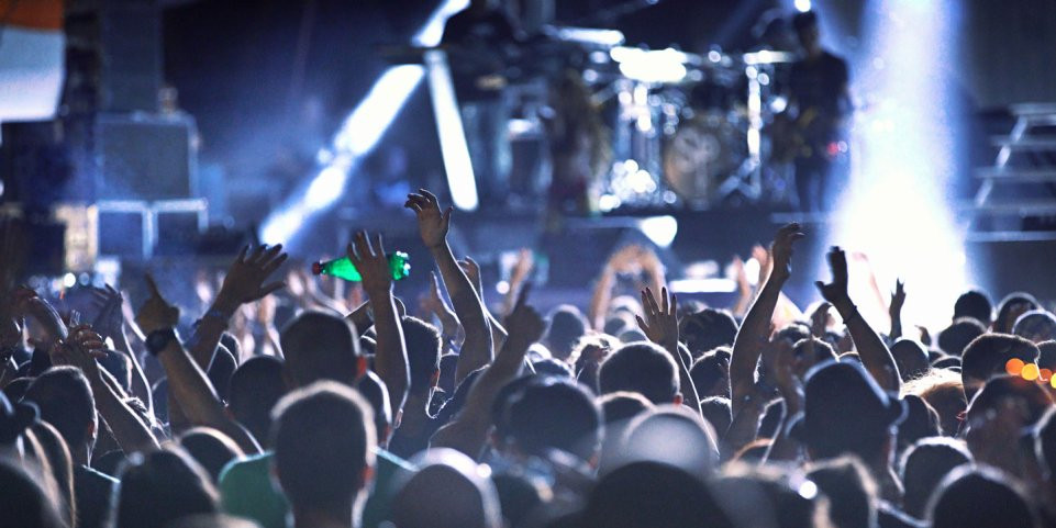 Ba là hãy di chuyển theo hướng cùng chiều với đám đông. Chuyên gia Wertheimer khuyên mọi người đi theo đường chéo hoặc ra 2 bên để thoát ra khỏi trung tâm của sự chen lấn. Lặp lại quá trình này cho đến khi thoát khỏi khu vực nguy hiểm. Nếu làm rơi đồ thì hãy bỏ đi, tránh gặp nguy hiểm khi cố nhặt thứ đánh rơi.