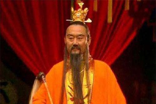 Nhân vật thứ hai mà Tôn Ngộ Không không thể đánh lại là Trấn Nguyên Tử đại tiên. Đây là một Tổ Địa tiên luôn ở Ngũ Trang Quán, Vạn Thọ Sơn tu luyện. Không chỉ có quyền lực và pháp lực cao cường, Trấn Nguyên Tử đại tiên có một bảo vật quý giá là cây nhân sâm.