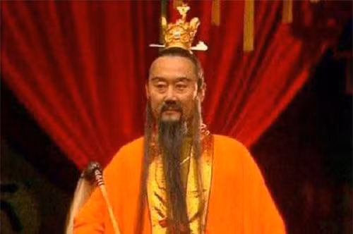 Nhân vật thứ hai mà Tôn Ngộ Không không thể đánh lại là Trấn Nguyên Tử đại tiên. Đây là một Tổ Địa tiên luôn ở Ngũ Trang Quán, Vạn Thọ Sơn tu luyện. Không chỉ có quyền lực và pháp lực cao cường, Trấn Nguyên Tử đại tiên có một bảo vật quý giá là cây nhân sâm.