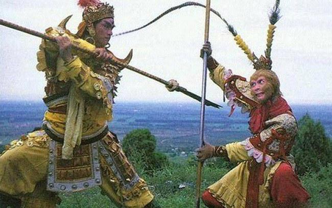 Người thứ ba khiến Tôn Ngộ Không cúi đầu nhận thua là Nhị Lang Thần (tức Dương Tiễn). Người này là con trai thứ hai của Dương Thiên Hựu (người phàm) và Dao Cơ tiên tử (em gái Ngọc Hoàng).