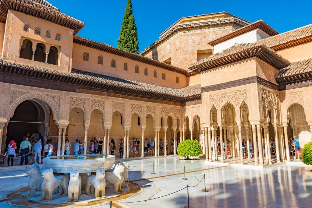  Cung điện Alhambra là một trong những địa điểm du lịch hút khách của Tây Ban Nha. Một trong những đặc điểm nổi bật nhất của cung điện này là người xưa đã sử dụng kỹ thuật mạ vàng vô cùng điêu luyện và tinh xảo.
