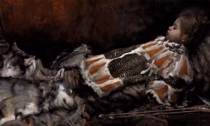 Vào năm 1991, các chuyên gia phát hiện một di chỉ khảo cổ tại Majoonsuo, gần thị trấn Outokumpu phía đông Phần Lan. Sau đó, họ tìm thấy một ngôi mộ khoảng 8.000 tuổi. Thi hài đứa trẻ đã phân hủy gần như toàn bộ, chỉ còn những chiếc răng, 2 đầu mũi tên làm từ thạch anh, lông chim và chó sói.