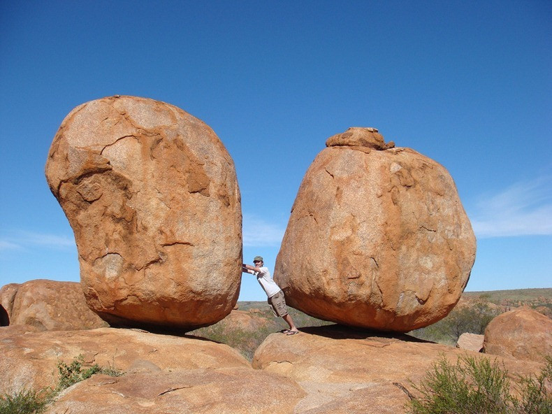 Devils Marbles là tảng đá nổi tiếng Australia. Nằm ở phía nam khu vực Tennant Creek thuộc địa hạt Bắc, những tảng đá granit khổng lồ hình tròn, màu đỏ có kích thước khác nhau, rộng từ 50 cm đến hơn 6m nằm rải rác trên một khu vực rộng lớn. Nhiều tảng đá trông như sắp lăn xuống phía dưới nhưng vẫn đứng vững suốt nhiều thế kỷ.