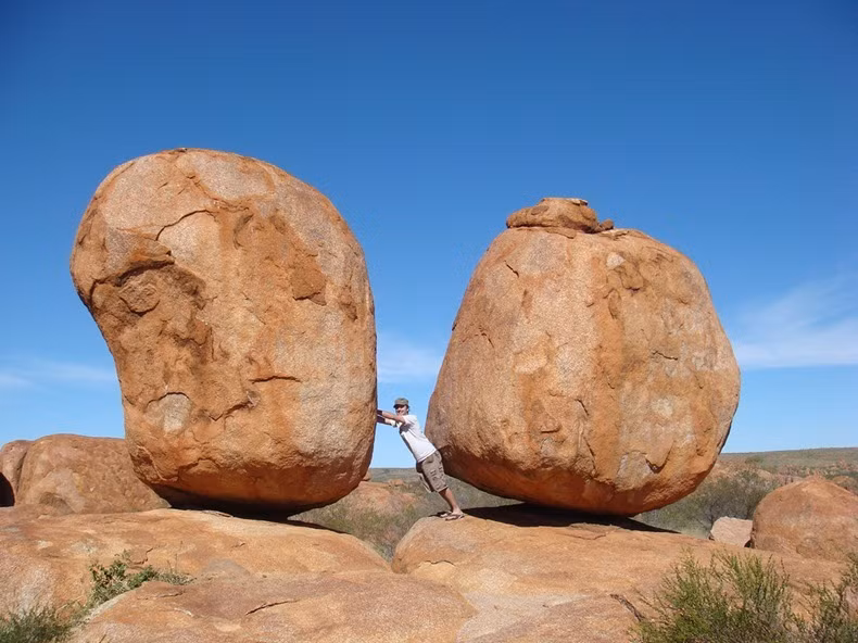 Devils Marbles là tảng đá nổi tiếng Australia. Nằm ở phía nam khu vực Tennant Creek thuộc địa hạt Bắc, những tảng đá granit khổng lồ hình tròn, màu đỏ có kích thước khác nhau, rộng từ 50 cm đến hơn 6m nằm rải rác trên một khu vực rộng lớn. Nhiều tảng đá trông như sắp lăn xuống phía dưới nhưng vẫn đứng vững suốt nhiều thế kỷ.