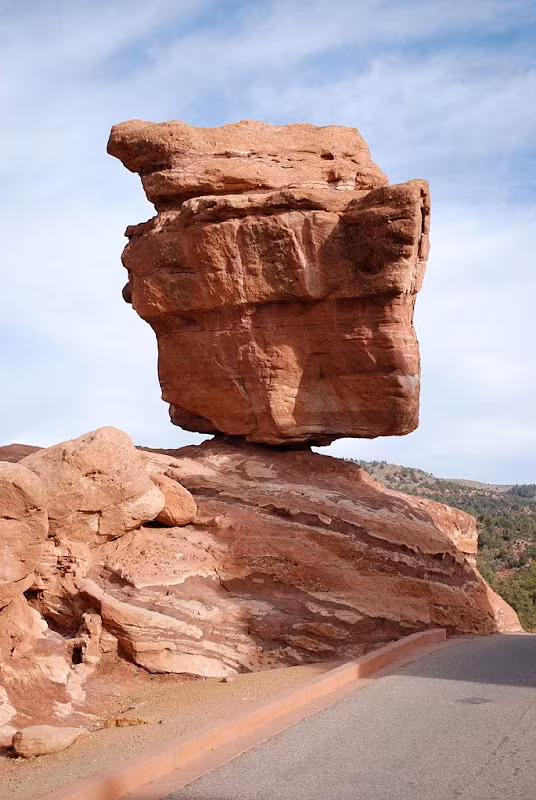 Nằm trong khu vườn của các vị thần ở Colorado Springs, bang Colorado, Mỹ, du khách có thể dễ dàng tiếp cận tảng đá Balanced Rock khi di chuyển bằng một con đường nhựa. Đây là một địa điểm yêu thích đối với du khách thích chụp ảnh.