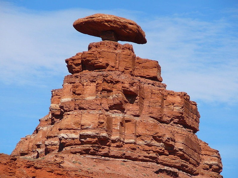 Nằm nằm trên Quốc lộ 163, cách Bluff 24 dặm về phía tây, bang Utah, Mỹ, tảng đá Mexican Hat nổi bật với màu đỏ, cao 18m, rộng khoảng 3,7m nhô ra ở rìa phía đông bắc của thị trấn.