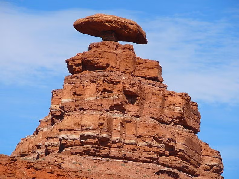 Nằm nằm trên Quốc lộ 163, cách Bluff 24 dặm về phía tây, bang Utah, Mỹ, tảng đá Mexican Hat nổi bật với màu đỏ, cao 18m, rộng khoảng 3,7m nhô ra ở rìa phía đông bắc của thị trấn.