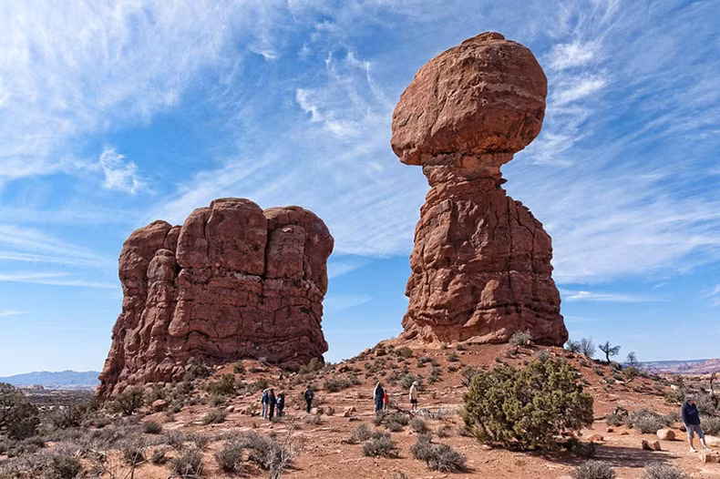 Balanced Rock ở Vườn quốc gia Arches, bang Utah, Mỹ là một trong những tảng đá chênh vênh nổi tiếng nhất thế giới. Toàn bộ khối đá cao khoảng 39m và nằm ngang bên trên cao 16,75m. Tảng đá lớn nằm trên đỉnh có kích thước bằng 3 chiếc xe bus chở học sinh.